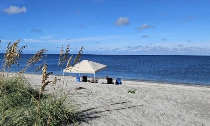 Golden Beach Condo | Spacious Charming 2-bedroom Condo in Venice with Private Beach Access