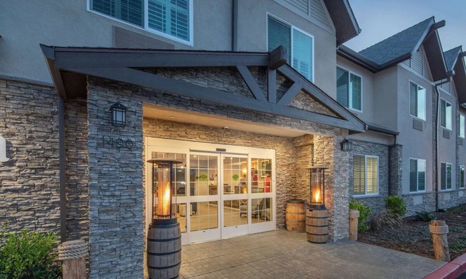 Half Moon Bay House | Spacious Coastal Retreat at Aristocrat Hotel - Free Parking and Breakfast!