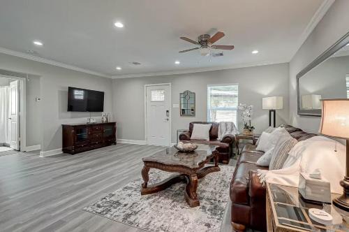 Foster Place House | Spacious & Comfortable 4BR near NRG Stadium