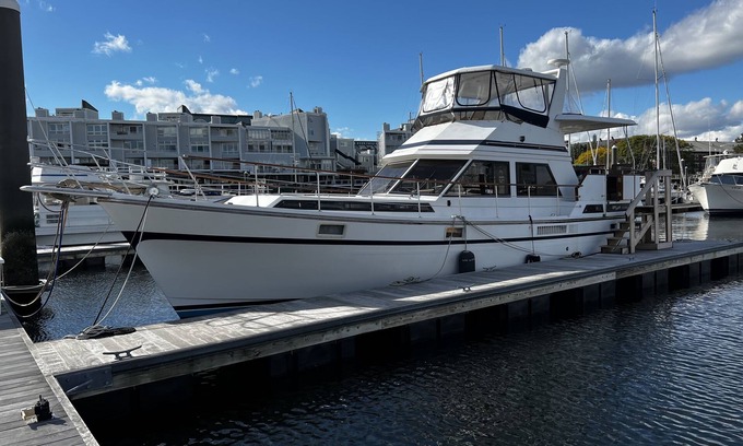 Thompson Square - Bunker Hill Boat Rental | Spacious & Comfy 2BR/2Bath Yacht - Heat & AC - On Freedom Trail-Walk to Downtown