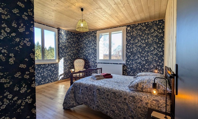 Tence Cottage | Spacious cottage for 10 pers. with large garden in Tence