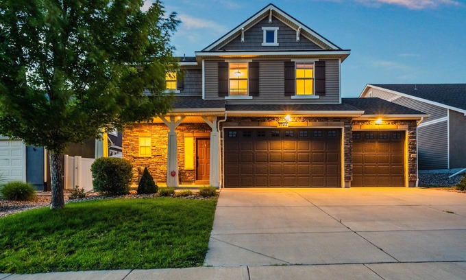 Fountain House | Spacious Family Getaway | 20min to downtown+sights