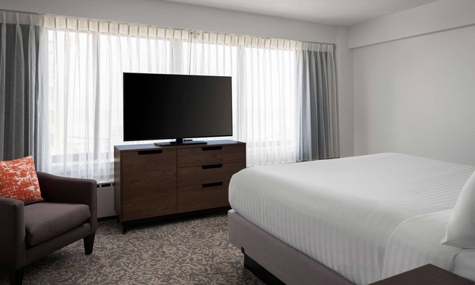Streeterville Hotel | Spacious Good-Value Accommodation! 2 Convenient Units, Free Breakfast