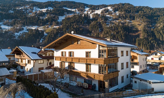 Zell am Ziller House | Spacious group home close to the ski resort