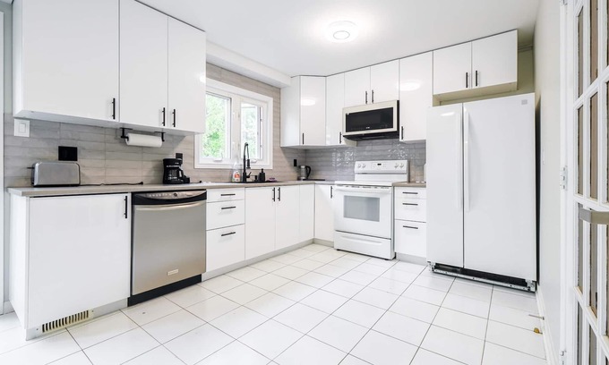 Thornhill House | Spacious Home In Heart Of Thornhill
