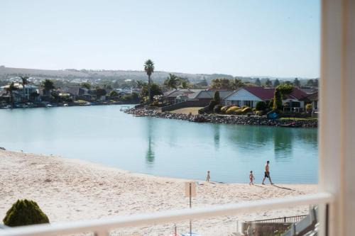 Encounter Bay House | Spacious home on the lake - Private beach