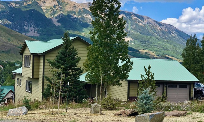 Crested Butte South House | Spacious home with mountain views