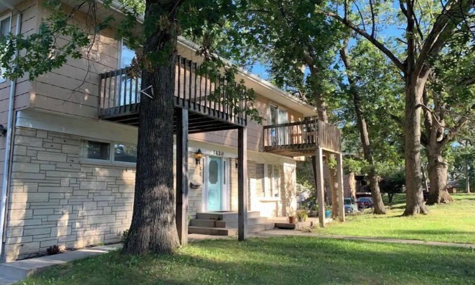 Cedar Rapids Apartment | Spacious Newly remodeled 2 bedroom with natural sunlight.