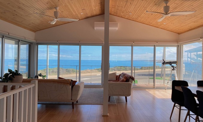 Adelaide House | Spacious Port Willunga home