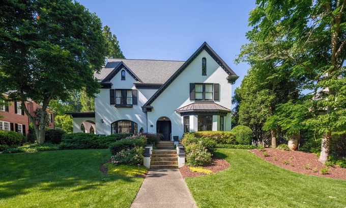 Myers Park House | Spacious, Private Haven w Separate Carriage House, Gym, Game Rm. 5min 2 DWNTN