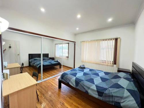 Lurnea House | Spacious Queen Room in Two Story House - L6