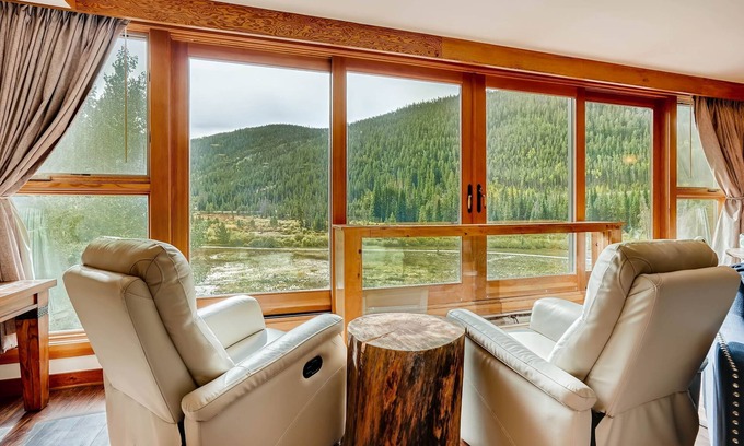 Lakeside Village Condo | Spacious Remodel, 4br, Minutes To Conf Center & Slopes! 4 Bedroom Condo by RedAwning