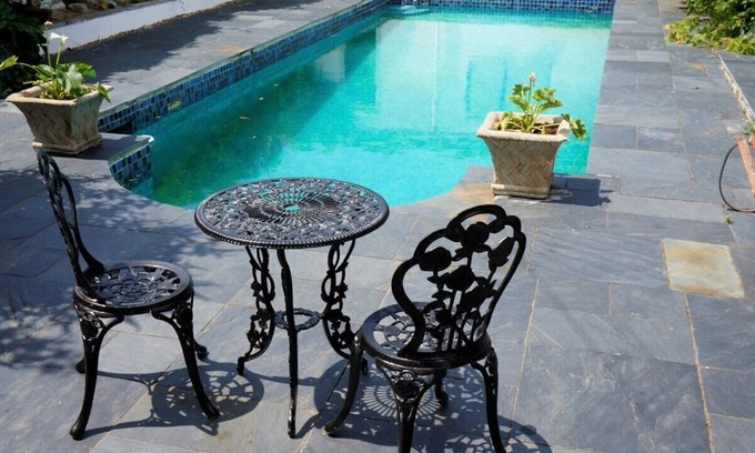 Plymouth House | Spacious Town House with Swimming Pool