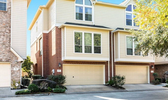 Shady Acres House | Spacious townhome in gated community with central AC & full kitchen
