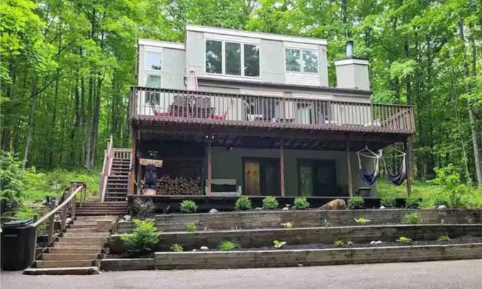 Bellaire House | Spacious Treetop Cabin Perfect for Large Families!