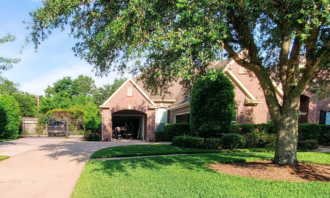 Cypress House | Spacious Upscale 5-bedroom house 1 ACRE Pet Friendly in Cypress