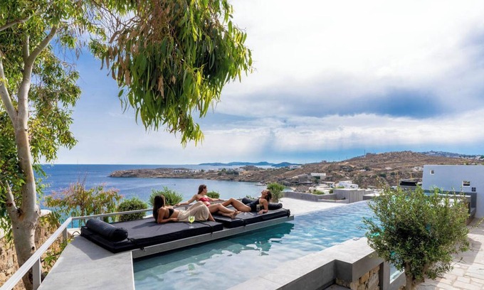 Paradise Villa | Spacious Villa with Private Pool & Shared infinity pool, Sea view, Gym, Pool-bar
