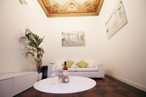 Rione III Colonna Apartment | Spanish Steps Art Apartment