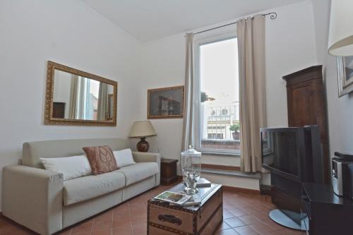 Rione IV Campo Marzio Apartment | Spanish Steps Corner