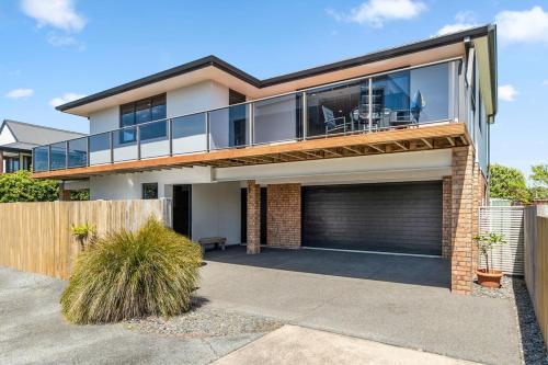 Papamoa Beach House | Sparkling Ocean Views - Papamoa Holiday House