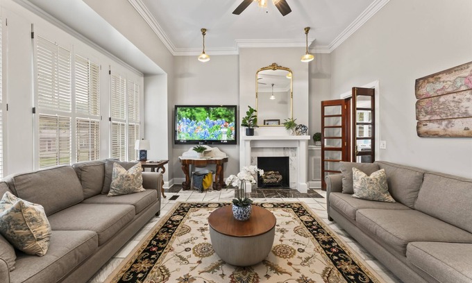 Murfreesboro Cottage | Speakeasy+Walk Downtown Murf+Hot Tub+FirePit+Poker