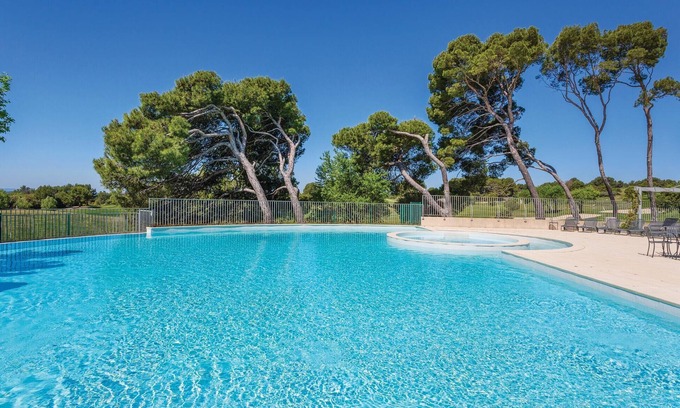 Lachapelle-Auzac Apartment | Spend a wonderful vacation in this inviting vacation apartment with pool access.