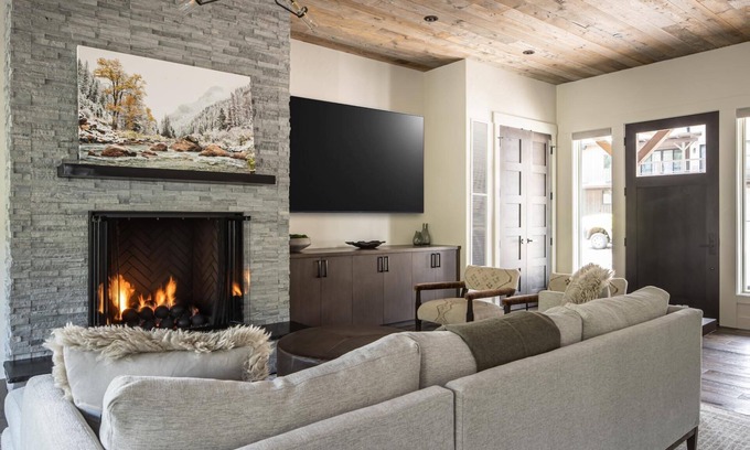 Spanish Peaks Cabin | Spend Holidays in Big Sky! Ski-in/Ski-out Spanish Peaks Cabin with Hot Tub!