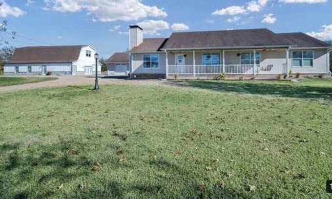 Kaufman County Other | Sprawling family farmhouse in a beautiful spacious country setting.