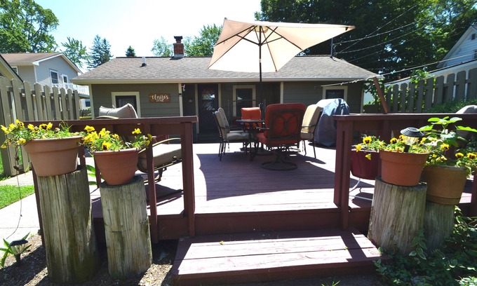 South Haven Cottage | SPRING & SUMMER COTTAGE- PERFECT LOCATION - One block to Lake Michigan
