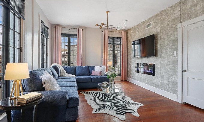 Faubourg Lafayette Apartment | St Charles-Mardi Gras 6BD Home