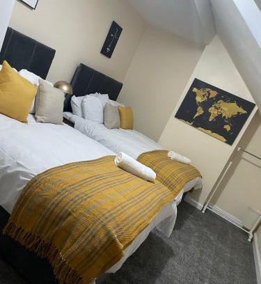 Harehills Apartment | St James House - Sleeps 8!