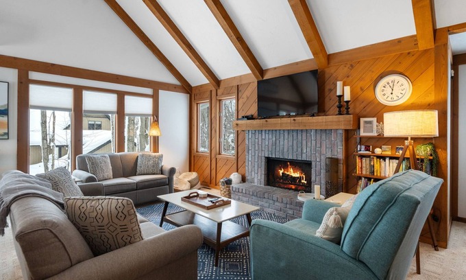 Harbor Springs Ski Chalet | Star Valley Lodge - Harbor Springs/Petoskey Getaway!