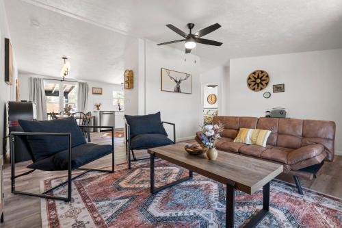 Canyon Lake House | Starlight Horizon Cabin N - Pet-Friendly Texas Hill Country Cabin Near Canyon Lake - Pool, Stargazing & Group Getaways - Sleeps 8