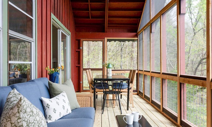 Smithville Cabin | State Parks & Lake Access! Screened Porch, MountainViews, Kayaks, LuxBeds, Games