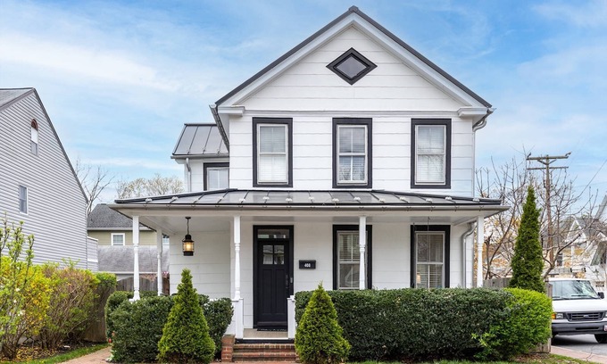 Annapolis House | Stay "Around the corner" from Annapolis hot spots with new King bed, fenced-in yard and parking