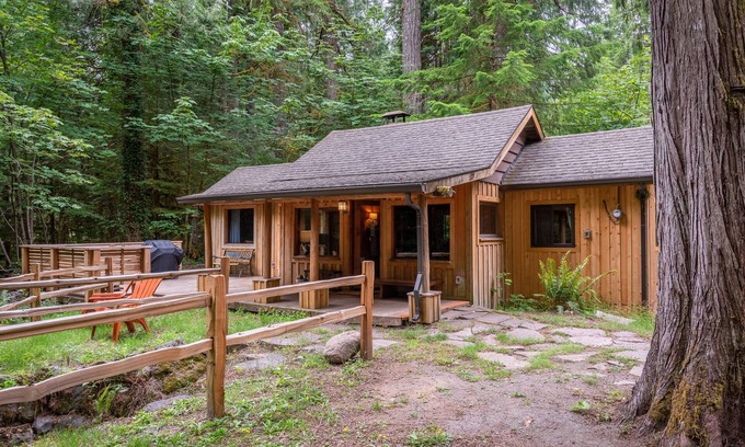 Rhododendron Cabin | Stay before 10/05 get the 3RD night FREE! Hot tub, secluded