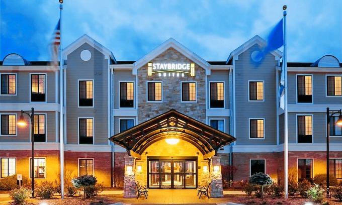 Oconomowoc Hotel | Staybridge Suites Milwaukee West-Oconomowoc, an IHG Hotel