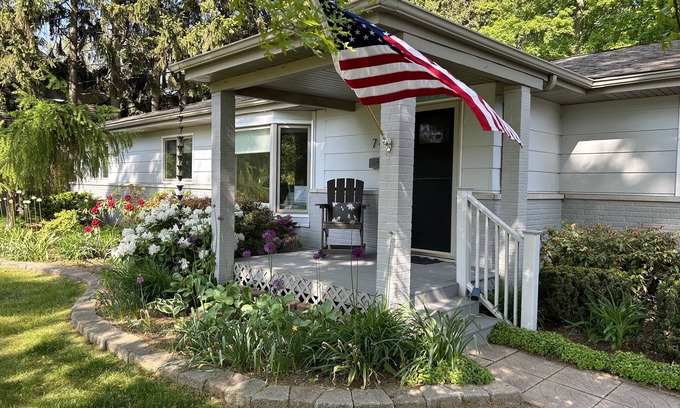 South Haven House | Steps to Beach. Hot Tub. Dog Friendly. Game Room.