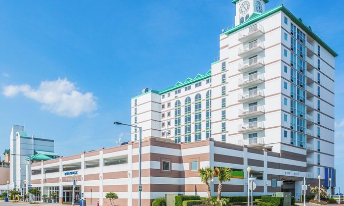 Northeast Virginia Beach Resort | Steps to the Beach! Spacious Unit, Pool, Restaurant