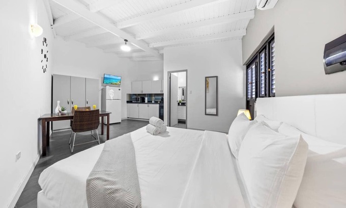 Esmeralda Apartment | Steps to the Beach | Stylish Equipped Getaway | Perfect For Two.