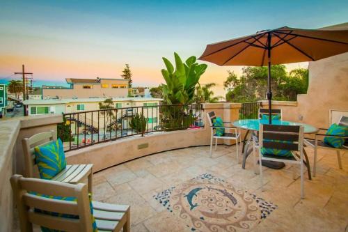 South Mission Beach House | Steps to the boardwalk & beach with AC, WiFi, spacious deck, prime location