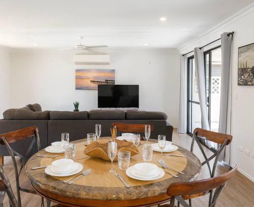 Broadbeach Waters House | Stillwater Getaway - Waterfront House with Pontoon