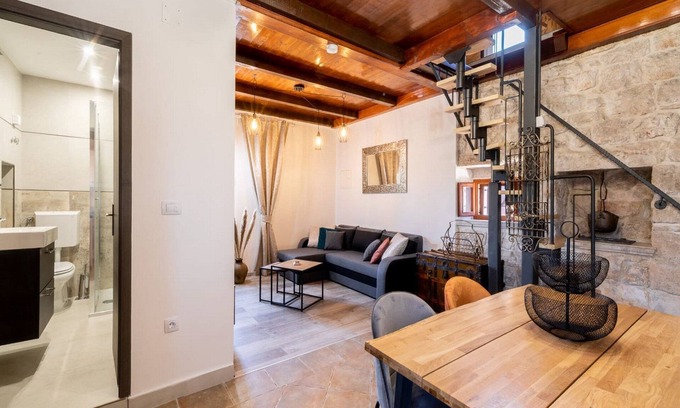 Smokvica House | Stone House Prapatna-Two Bedroom Holiday Home with Swimming Pool