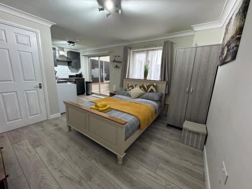 Stanhope Apartment | Studio Apartment