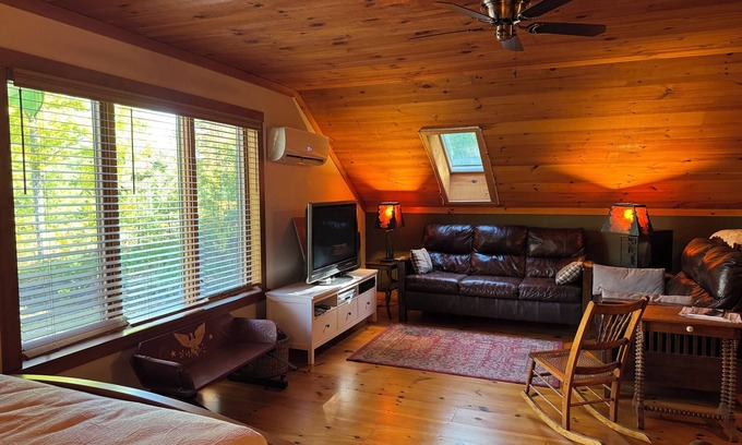Keene Apartment | Studio Apartment in Heart of High Peaks - Perfect Basecamp for Hikers!