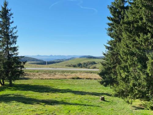 Besse-et-Saint-Anastaise Apartment | Studio calme avec parking et vue sur Monts du Cantal - FR-1-814-125