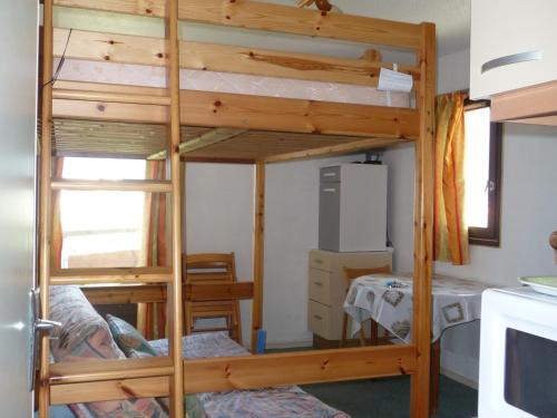 Prapoutel Apartment | Studio Cabine au Pied des Pistes avec Balcon Est - 4 Couchages, TV, Cuisine équipée, Casier à Ski - FR-1-771-69