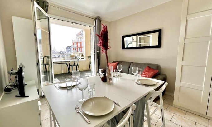 Port Guillaume Apartment | Studio Charmant Port Guillaume