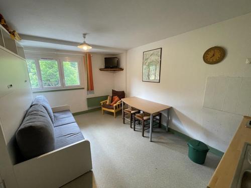Laveissiere Apartment | Studio cosy à Laveissière près des pistes, 2 lits superposés et lit rabattable, parfait pour l'hiver - FR-1-787-8