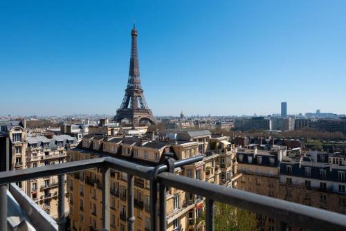 Passy Apartment | Studio Eiffel Tower view
